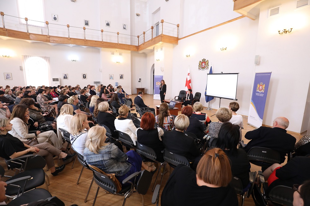 „ამას სამინისტრო მკაცრად გააკონტროლებს...“ - ირინა აბულაძე სკოლის დირექტორებს