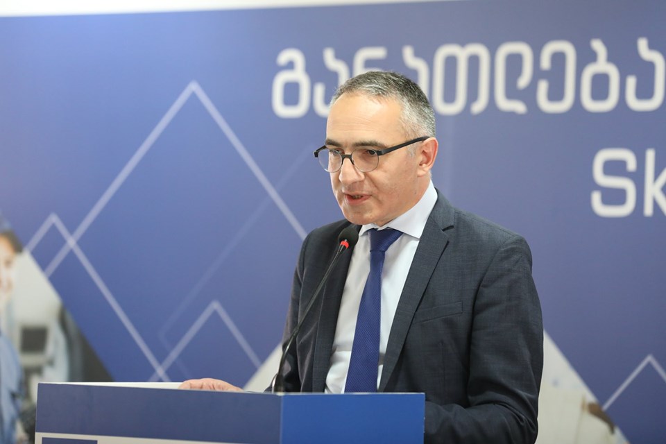 „2022 წელს მასწავლებლის ანაზღაურება საშუალოდ 1500-1800 ლარს მიაღწევს“ - განათლების სამინისტრო